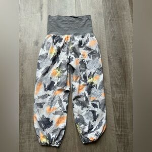 Lululemon Om Pant in Mini Art Pop White Multi / Slate Size 6